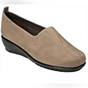 AEROSOLES LOAFERS TAN SUEDE SIZE 6.5